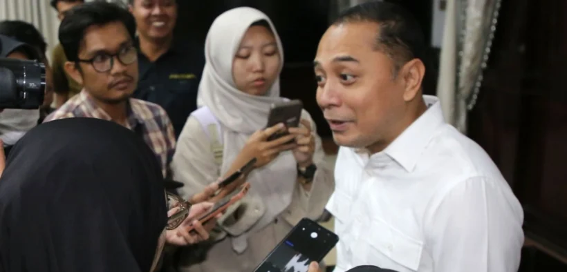 Wali Kota Surabaya, Eri Cahyadi, mengeluarkan ultimatum keras untuk perusahaan-perusahaan di kotanya yang masih menahan ijazah pekerja