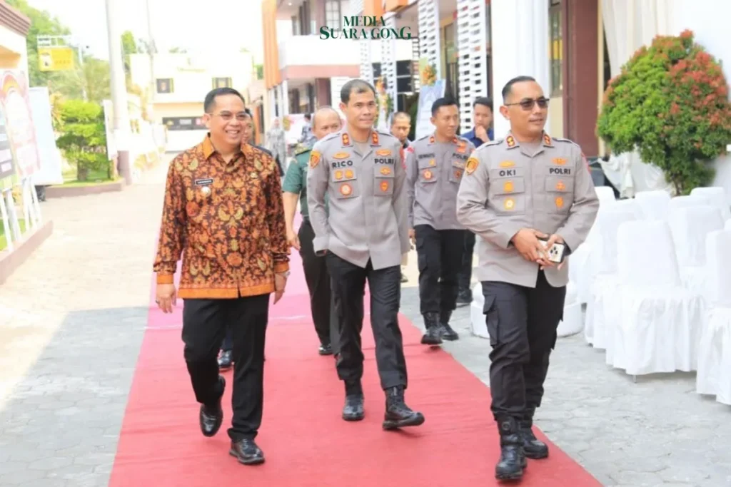 Gedung Graha Prabu Polres Probolinggo Kota menjadi saksi momen kenal pamit Kapolres. Perpisahan antara kepemimpinan lama dan baru