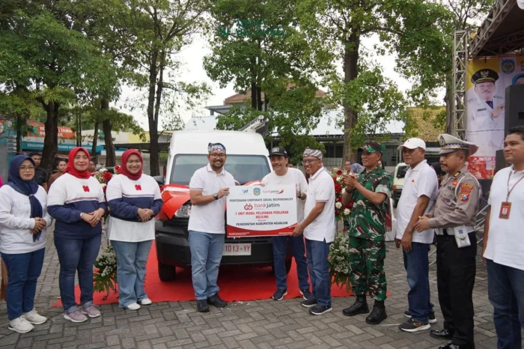 Bank Jatim Serahkan Bantuan Mobil CSR kepada Pemkab Nganjuk