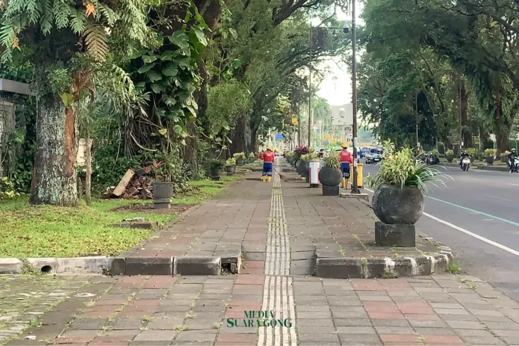 Warga Kota Malang belakangan ini bertanya-tanya, Kursi-kursi besi yang berjajar rapi di pedestrian Jalan Terusan Ijen mendadak lenyap