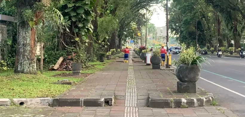 Warga Kota Malang belakangan ini bertanya-tanya, Kursi-kursi besi yang berjajar rapi di pedestrian Jalan Terusan Ijen mendadak lenyap