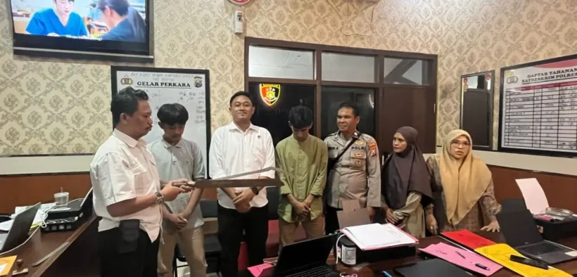 Dua remaja berinisial DUR (17) dan JTTI (17) diamankan jajaran Polres Lamongan usai aksinya terekamm CCTV dan diduga Gangster