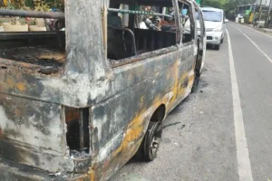 Mobil Minibus Terbakar di Belakang RSI Kota Batu
