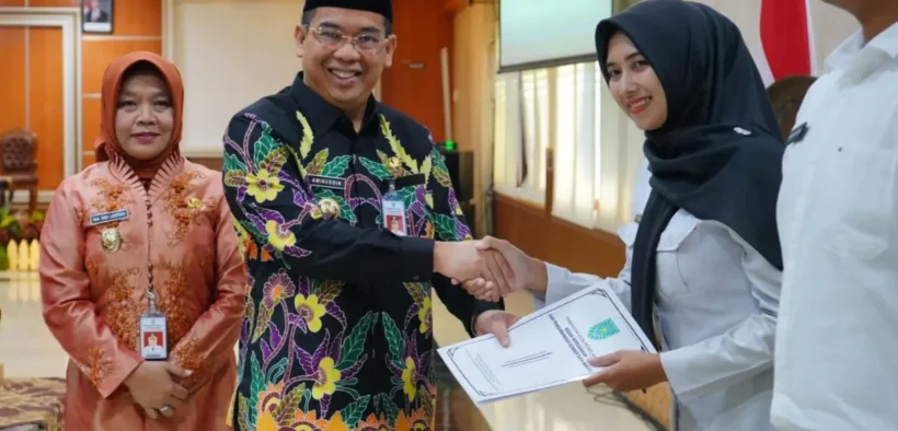 Sebanyak 47 orang PPPK Kota Probolinggo resmi menerima Surat Keputusan (SK) Pengangkatan dari Wali Kota Probolinggo, dr. Aminuddin.