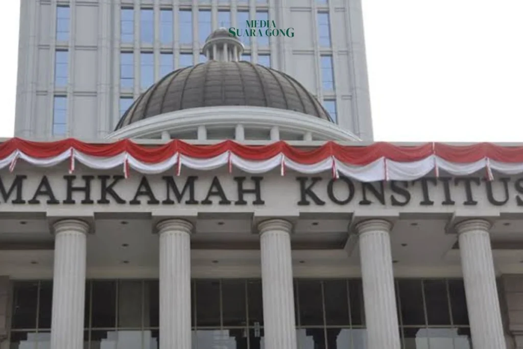Undang-Undang (UU) TNI hasil revisi kembali digugat ke Mahkamah Konstitusi (MK) oleh 2 mahasiswa sebagai pemohon