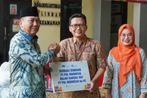 PT PAL Salurkan Bantuan Sembako Kepada Warga Surabaya