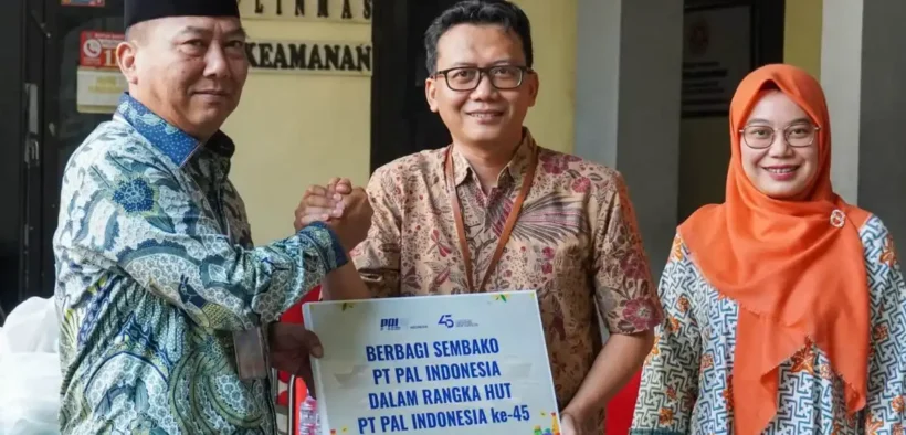 PT PAL Indonesia lakukan Aksi sosial dengan menyalurkan bantuan sembako kepada warga di kelurahan Ujung, Surabaya.