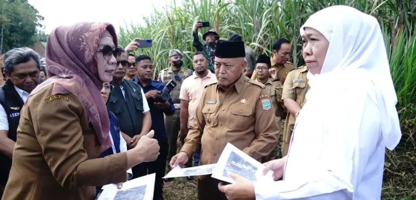 Bupati Malang M. Sanusi saat mendampingi Gubernur Jawa Timur Khofifah Indar Parawansa dalam peninjauan lokasi di bantur, kabupaten malang, Senin (28/4/2025).
