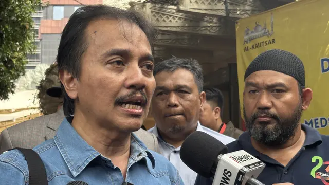 Pakar telematika sekaligus mantan Menteri Pemuda dan Olahraga, Roy Suryo, menjalani pemeriksaan di Polda Metro Jaya, Kamis (15/5/2025)