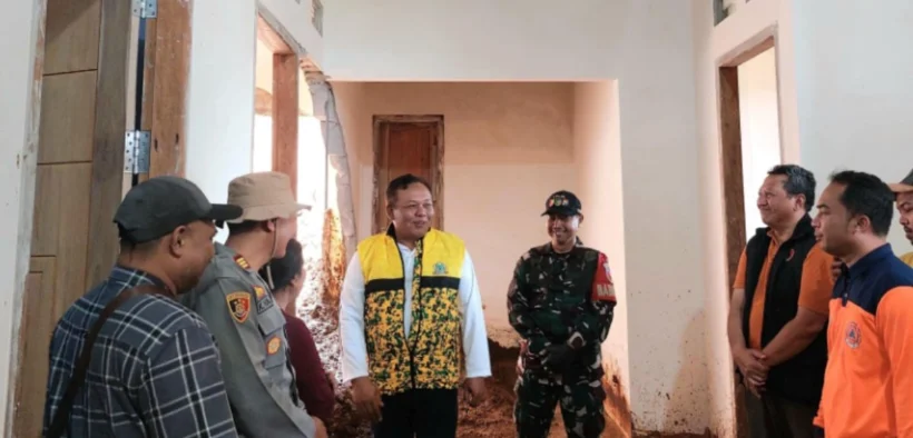 BPBD bersama Anggota DPRD fraksi Golkar kunjungi lokasi Longsor Kediri (Foto oleh: Wahyu)