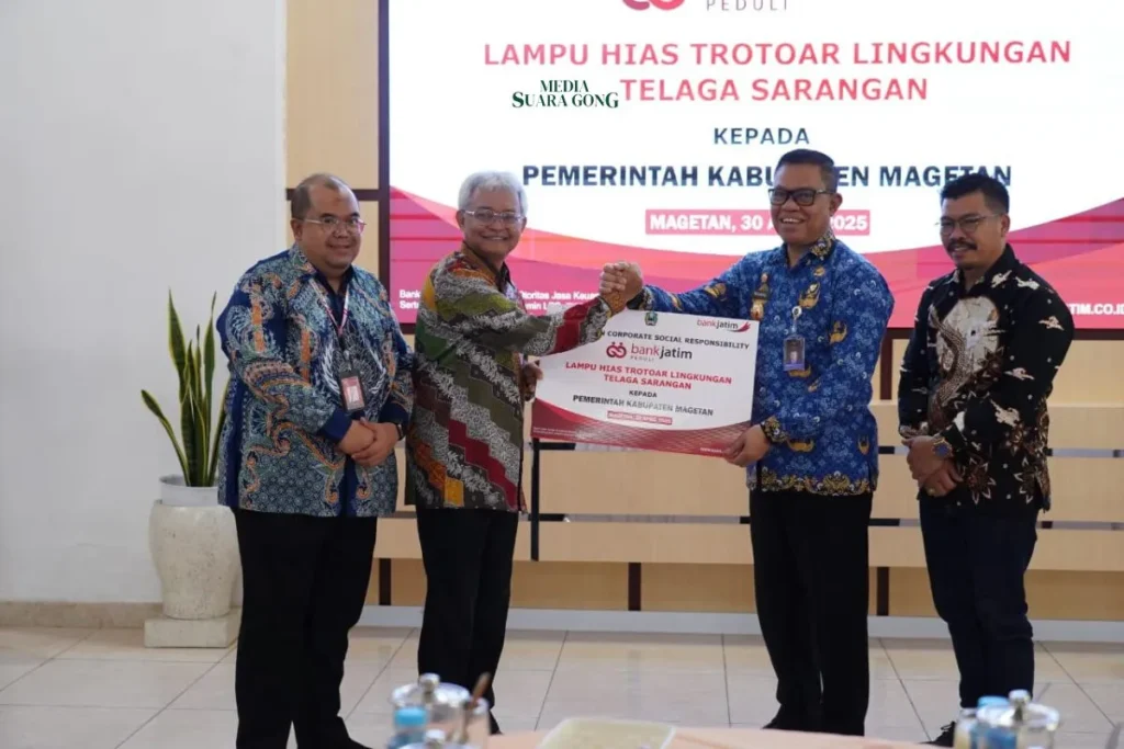Bank Jatim Serahkan CSR Lampu Hias di Kabupaten Magetan