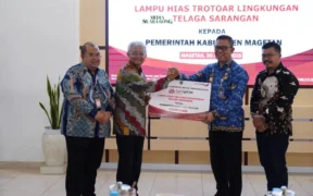 Bank Jatim Serahkan CSR Lampu Hias di Kabupaten Magetan