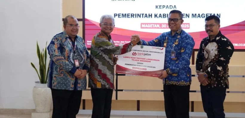 Bank Jatim Serahkan CSR Lampu Hias di Kabupaten Magetan