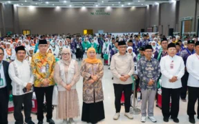 Gubernur Khofifah Lepas Kloter Pertama Jemaah Haji Embarkasi Surabaya