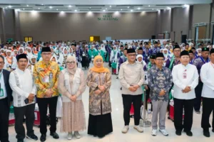 Gubernur Khofifah Lepas Kloter Pertama Jemaah Haji Embarkasi Surabaya