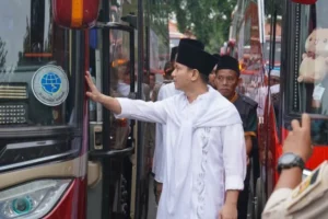 Bupati Arifin berangkatkan 359 Jemaah Calon Haji asal Trenggalek di depan pendopo Manggala Praja Nugraha