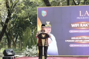 Bupati Jombang, Warsubi, resmi meluncurkan empat program berbasis kerakyatan, berlangsung di Taman Kebon Ratu, Keplaksari, Kecamatan Peterongan, Kamis (15/5/2025)