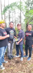 Foto PTK Petarung dalam acara Bakti sosial Pelestarian Linkungan dengan penanaman Pohon secara simbolis/Mak Joka/Mak PLe (sc : Aye)