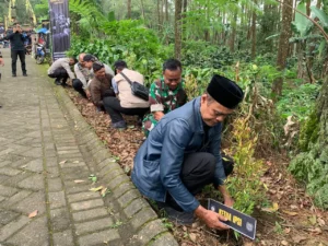 Acara Bakti Sosial, Penanaman Bibit Pohon Secara Simbolis Oleh, Ketua IPSI, Kapolsek Ngajum, Kapolres, Camat.