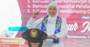 Khofifah bagikan bansos di Bondowoso (Foto oleh: Wahyu)