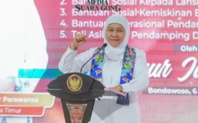 Khofifah bagikan bansos di Bondowoso (Foto oleh: Wahyu)