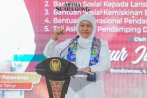 Khofifah Salurkan Bansos di Bondowoso