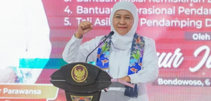 Khofifah bagikan bansos di Bondowoso (Foto oleh: Wahyu)