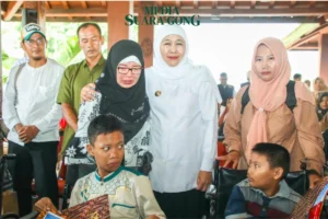 Khofifah Serahkan Bansos BKK Rp 4,76 Miliar