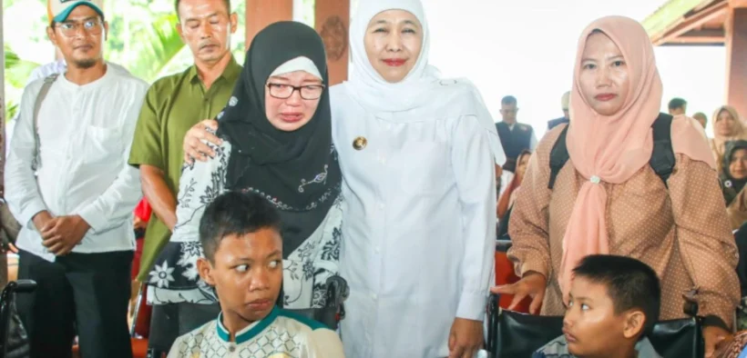 Khofifah bagikan bansos di Ponorogo (Foto oleh: Wahyu)
