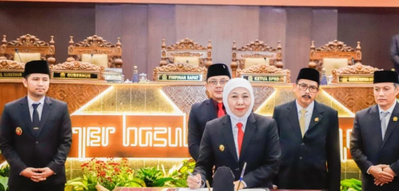 Khofifah dan DPRD Jatim Tandatangani LKPJ (Foto oleh: Wahyu)