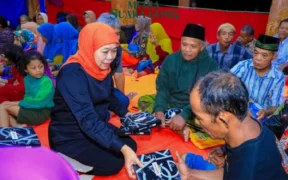 Khofifah kunjungi pusat bantuan longsor Trenggalek (Foto oleh: Wahyu)