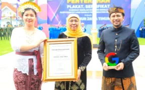 Khofifah terima penghargaan dari Google (Foto oleh: Wahyu)