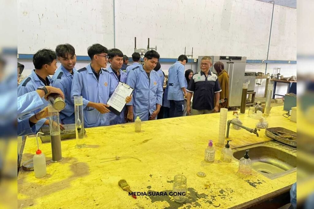 muhammad zenuri mendampingi mahasiswa dan mahasiswi polinema malang praktik laboratorium teknik sipil