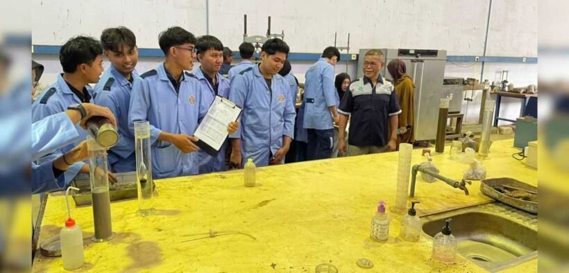 muhammad zenuri mendampingi mahasiswa dan mahasiswi polinema malang praktik laboratorium teknik sipil