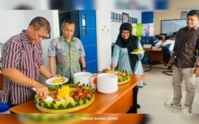 Sivitas akademika Jurusan Teknik Sipil Polinema merayakan tasyakuran akreditasi unggul MRK Polinema dengan penuh kebahagiaan