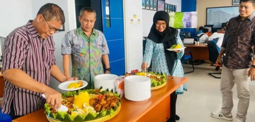 Sivitas akademika Jurusan Teknik Sipil Polinema merayakan tasyakuran akreditasi unggul MRK Polinema dengan penuh kebahagiaan