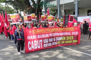 May Day di Malang: Bersatu Dalam Warna Merah