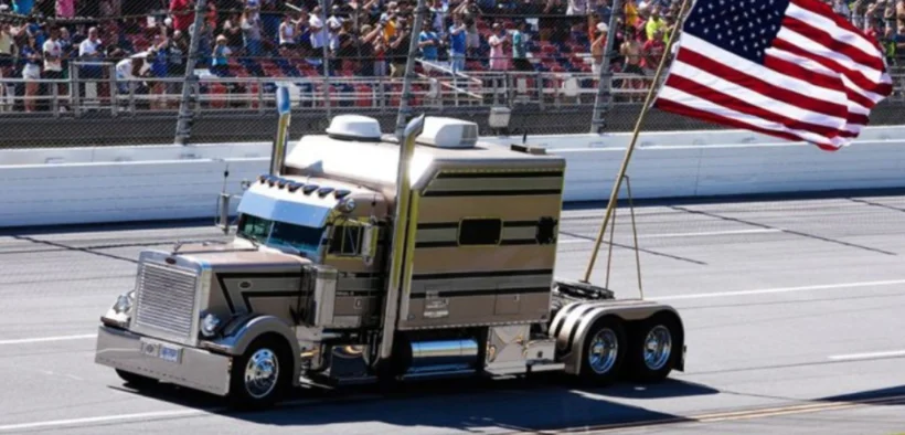 Prosesi Tronton di Sirkuit Talladega saat NASCAR Tangkap (Layar oleh: Galih)