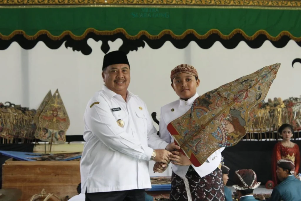 Bupati Warsubi Kenalkan Wayang ke Pelajar