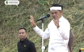 Pemprov Jawa Barat (Jabar) akan mulai menerapkan program pengiriman siswa bermasalah ke barak militer TNI dan Polri mulai Jumat, 2 Mei 2025