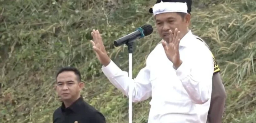 Pemprov Jawa Barat (Jabar) akan mulai menerapkan program pengiriman siswa bermasalah ke barak militer TNI dan Polri mulai Jumat, 2 Mei 2025