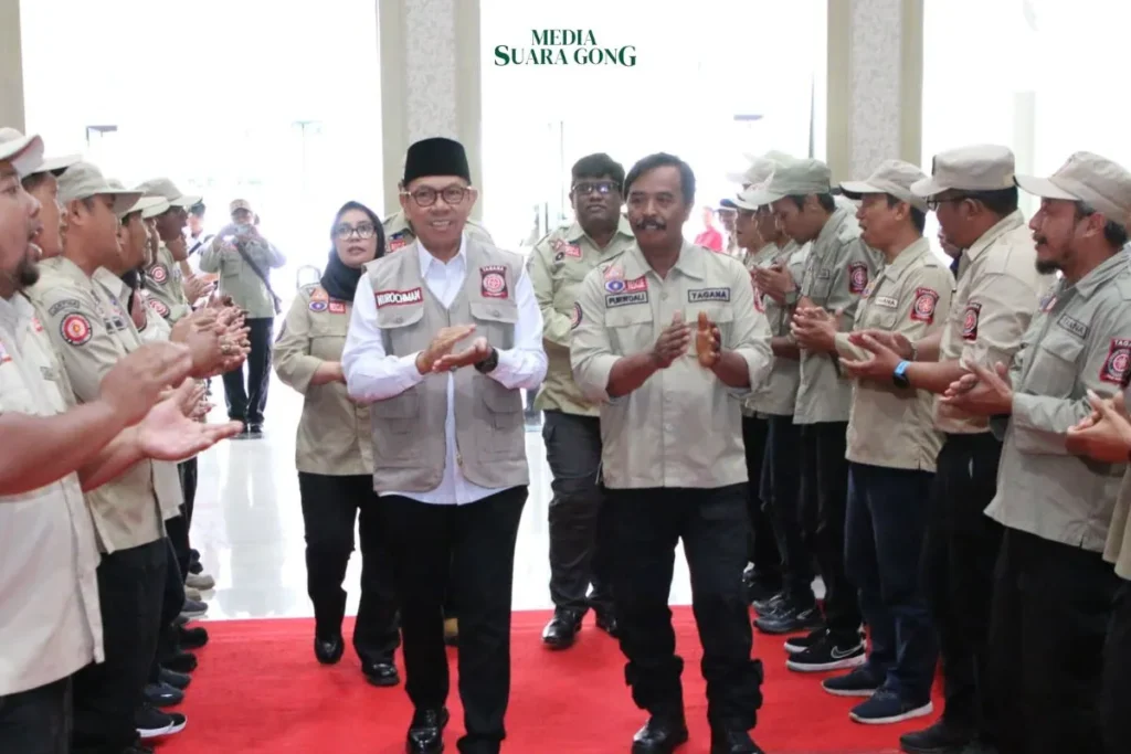 Wali Kota Batu Serahkan 110 Terpal ke Pedagang Sayur di Momen HUT Tagana