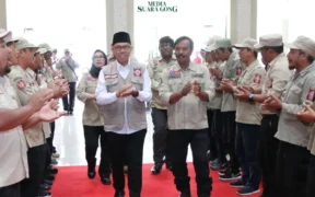 Wali Kota Batu Serahkan 110 Terpal ke Pedagang Sayur di Momen HUT Tagana
