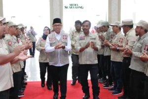 Wali Kota Batu Serahkan 110 Terpal ke Pedagang Sayur di Momen HUT Tagana