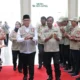 Wali Kota Batu Serahkan 110 Terpal ke Pedagang Sayur di Momen HUT Tagana