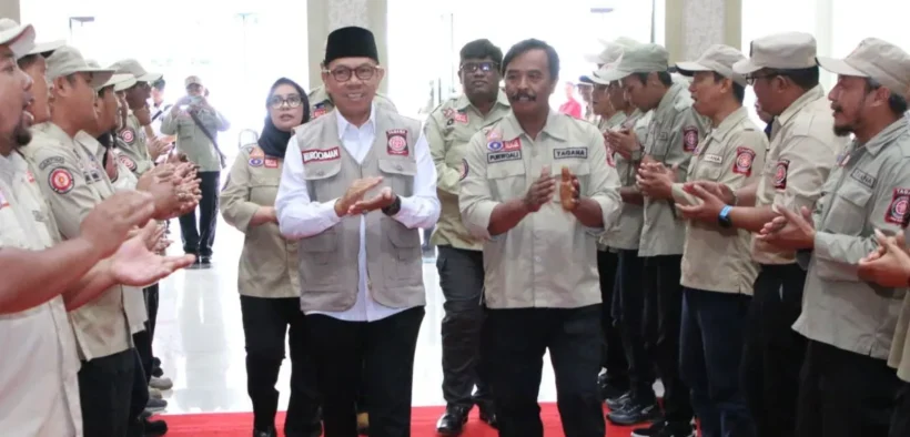 Wali Kota Batu Serahkan 110 Terpal ke Pedagang Sayur di Momen HUT Tagana
