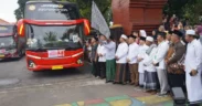 Ft : Bupati Arifin berangkatkan 359 Jemaah Calon Haji asal Trenggalek di depan pendopo Manggala Praja Nugraha