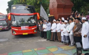 Ft : Bupati Arifin berangkatkan 359 Jemaah Calon Haji asal Trenggalek di depan pendopo Manggala Praja Nugraha