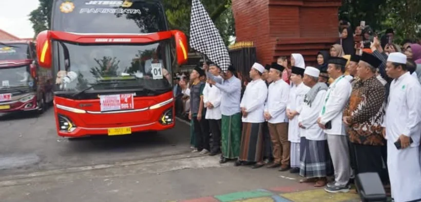Ft : Bupati Arifin berangkatkan 359 Jemaah Calon Haji asal Trenggalek di depan pendopo Manggala Praja Nugraha