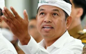 Gubernur Jawa Barat Dedi Mulyadi tetap bersikukuh jalankan program pendidikan karakter melalui pengiriman siswa bermasalah ke barak militer.